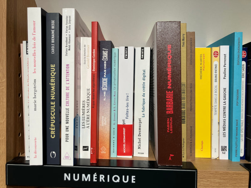 Rayon numérique dans une grande librairie parisienne